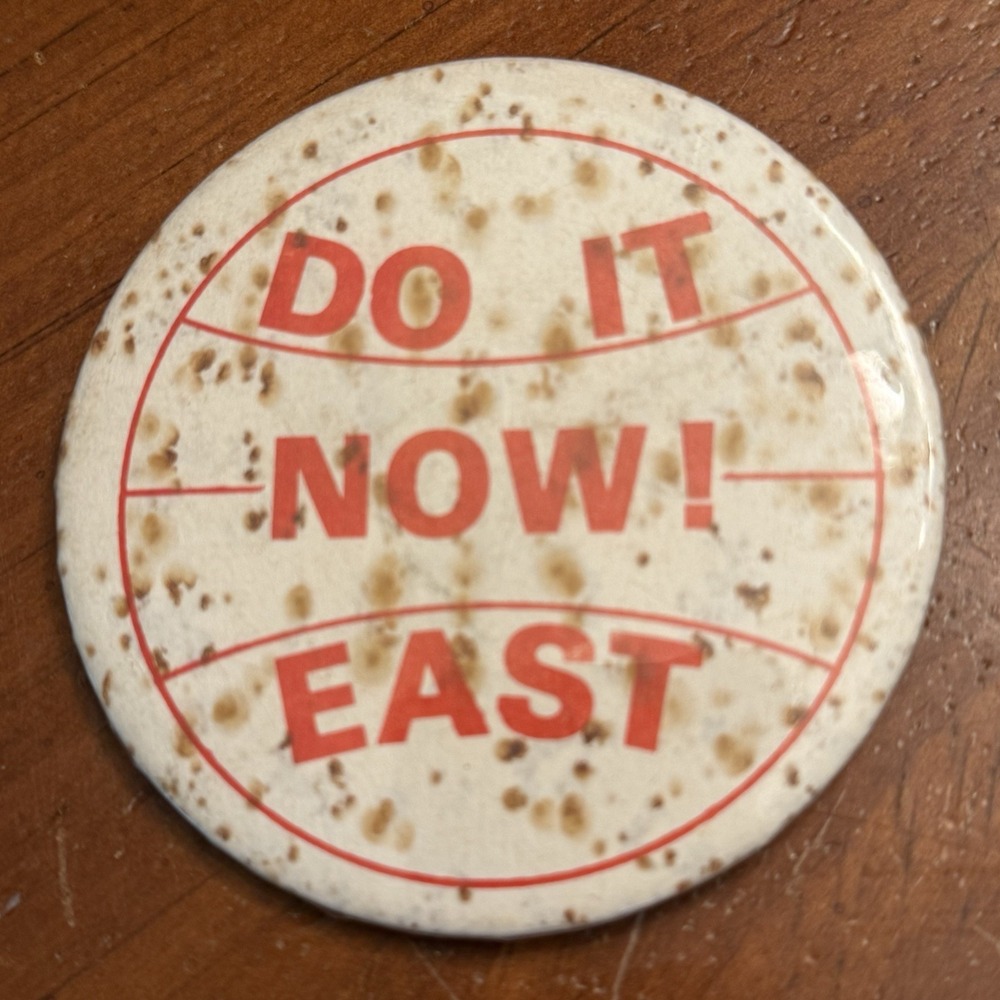 Do It Know! East Vintage Pinback‎ Button Pin Round Circle Volleyball